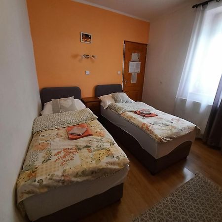 Kis Rigo Vendeghaz Hotel Salgótarján Buitenkant foto