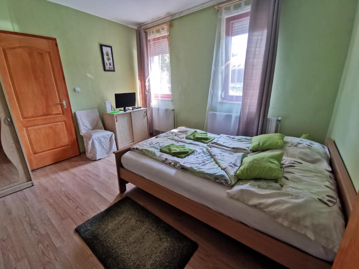 Kis Rigo Vendeghaz Hotel Salgótarján Buitenkant foto