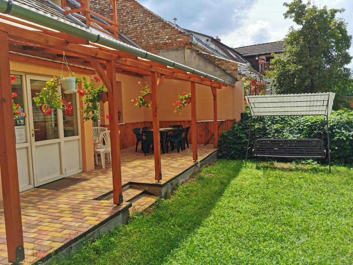 Kis Rigo Vendeghaz Hotel Salgótarján Buitenkant foto